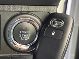 【キーフリーシステム】カバンやポケットに入れたままでもドアの施錠・解錠が可能なスマートキーを装備。エンジンのオン・オフ時もカギを取り出す必要が無いからとっても便利です♪