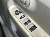 パワーウィンドウのスイッチですよ。 運転席に居ながら窓を開け閉めのコントロールできますよ。
