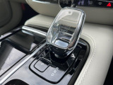 【オレフォス社製クリスタル・シフトノブ】高い存在感を放つクリスタルのシフトノブはボルボPHEV車のみに装備される特別なアイテム。スウェーデン南部のクリスタルガラスメーカー、オレフォス社による製造。