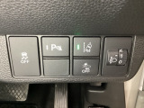 ハンドルの右側にはヘットライトリベライザーとHondaセンシング用のメインスイッチがついています。ヘッドライトリベライザーは道路状況や積荷の加重に応じてライトの高さを調節できます。