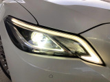 【LEDヘッドライト】悪天候や夜間走行時も良好な視界を確保し安心して運転できる高輝度LEDヘッドライトを装備!点灯速度が早く、消費電力も抑えられています。