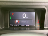 視認性の高いメーター類が、運転に必要な情報を的確に伝えます。デザイン性も高く、スタイリッシュな雰囲気を演出します。運転に集中できる環境です。