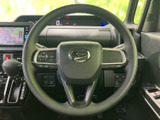 握りやすいステアリングは、運転の楽しさを高めます。オーディオ操作など、便利な機能も搭載。快適なドライビングをサポートします。