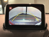 リバースギアに入れるだけで後方の表示へ切り替わります。夜間や雨の日の駐車も楽になりますよ。
