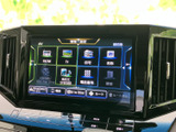 高精細なディスプレイが、運転に必要な情報をわかりやすく表示。多彩な機能を搭載し、快適なドライブをサポートします。CD/DVDや映像コンテンツも楽しめます。