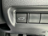 電動式バックドアです。 荷物を持ったままでもボタン一つで自動的に開け閉めできるので便利ですよ。 挟み込み防止機能も付いていますのでお子様の手や荷物を挟み込むのを防いでくれますよ。