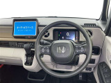 運転席まわりです。 各操作スイッチは使いやすい位置に配置されてます。
