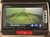 リバースギアに入れるだけで後方の表示へ切り替わります。夜間や雨の日の駐車も楽になりますよ。
