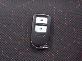 スマートキー付。キーを取り出さなくてもドアロックの施錠・開錠、エンジンの始動が出来ます。雨の日や荷物の多い日にとても便利ですね。