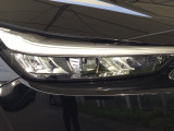 明るく白い光のLEDヘッドライトにより、夜間でも遠くまで見通しやすく、安全性が高まります。