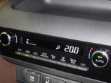 オートエアコン付きなので一度、気温を設定すれば自動的に過ごし易い温度に調整してくれますよ。 車内をいつでも快適空間にしてくれます。