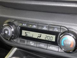オートエアコン付きなので一度、気温を設定すれば自動的に過ごし易い温度に調整してくれますよ。 車内をいつでも快適空間にしてくれます。