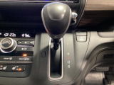 CVT車のセレクトレバーです。低速から高速まで、変速ショックのないスムーズな走りを実現するとともに、エンジン効率のよい領域を維持することで燃費にも貢献します。