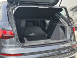 開口部が低く設定されているので、荷物の積み下ろしがスムーズに行えます。更に分割可倒式リアシートの採用でシートのバックレストを倒すと、大きく長い荷物も積み込めます。