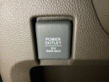 アクセサリーソケットはUSBのアダプターなどをつければ、スマホの充電にも使えます。周辺には物が置けるボックスがついています。