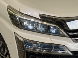 【LEDヘッドライト】悪天候や夜間走行時も良好な視界を確保し安心して運転できる高輝度LEDヘッドライトを装備!点灯速度が早く、消費電力も抑えられています。
