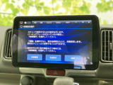 停車中には、地デジTVをお楽しみいただけます。長距離移動の際の休憩時間に、リラックスできる空間を提供します。