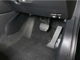 マツダでは、下に支点があるオルガン式アクセルペダルを採用し、足首とペダルの動きが一致したスムーズな操作を実現しています♪