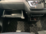 車検証入れになどにも使える便利な収納BOXあります。