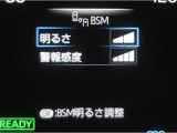 隣車線を走る車両をレーダーで検知し、ドアミラーでは確認しにくい後側方エリアに存在する車両に加え、急接近してくる車両も検知します。車両を検知するとドアミラーに搭載されたLEDインジケーターが点灯します。