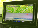 駐車時の安全性を高めるバックモニター。狭い場所でも安心して駐車できます。ガイドライン表示で、より正確な駐車操作を支援します。