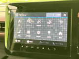 車両情報や設定変更を直感的に操作できるモニター画面です。操作しやすい配置で、ドライバーをサポートします。