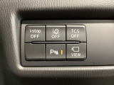 運転席脇のクラスタースイッチ部分にはカメラ切り替えスイッチ、パーキングセンサー、その他走行系スイッチを集中配置しております。