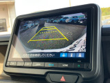 バックモニター装備。画面にて後方の確認が行えるので、バック駐車や車庫入れの際には重宝します。車の運転に慣れない方でも安心のガイドライン表示機能付。