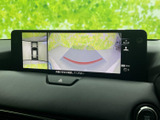 後方の状況をわかりやすく表示し、狭い場所での駐車や車庫入れをサポート。安全な運転を支援します。