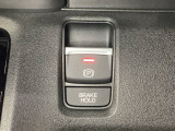 セレクトレバーの右に電子制御パーキングブレーキがあります。スイッチひとつで、停車した地点の傾斜などをシステムが検知・判断してブレーキ力を自動的に制御し、しっかり停車できるパーキングシステムです。