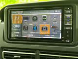 多彩な音源に対応し、お好みの音楽を車内で楽しめます。ハンズフリー通話機能も搭載で、運転中の安全性も確保。快適なドライブをサポートします。