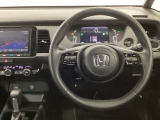 【ハンドル】運転にかかわる様々な操作を安全に行えるように視点移動が少なく操作性に配慮されたスイッチ類が凝縮されたコックピットです。