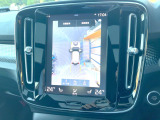 【360&deg;ビューカメラ】4台の高解像度カメラで360度の鳥瞰図を表示。隣の車や壁、死角にある障害物などを画面で確認できるため、狭いスペースでの駐車・出入りも安心です。