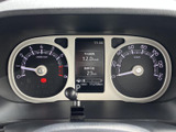 視認性の高いメーター類が、運転に必要な情報を分かりやすく表示します。運転状況を常に把握でき、安全運転をサポートします。