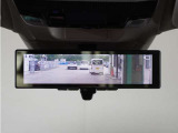 【センターカメラミラーシステム】荷物や乗員などで後方の視界がふさがっていても、テールゲートに装着されたカメラ映像で確認することができます。シーンに応じて通常のミラーにも切り替え可能です。