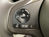 ステアリングスイッチがついていますので、オーディオのチャンネル変更、ボリューム、ジャンル変更が操作可能です。ハンドルから手を離さず安全に操作できます。