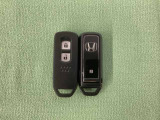 スマートキーを装備しています。鍵を差し込むことなくドアロックの開け閉めと、スタートボタン操作でのエンジンスタートができます。スペアキーも同じものを用意しております。
