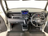 【前方視界】開放的な前方視界!運転がしやすく疲れにくいです♪窓が大きく、見通しがとっても良いおクルマですよ♪