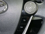 ステアリングスイッチ付き。前方から目を離すことなく操作することが可能です。