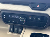 【オートエアコン】一度お好みの温度に設定すれば、車内の温度を検知し風量や温度を自動で調整。暑い&hellip;寒い&hellip;と何度もスイッチ操作をする必要はありません。快適な車内空間には必須の機能ですね♪