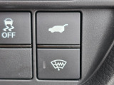 運転席に座ったままリアゲートを電動開閉できるパワーテールゲートスイッチと、冬場のワイパー氷結を素早く溶かすフロントウインドウデアイサー機能です。