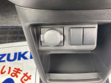 アクセサリーソケットは使用用途多彩。トランスミッターなどを差し込むと、スマホなどの充電が可能です。