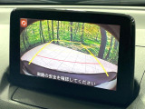 【バックカメラ】駐車時に後方がリアルタイム映像で確認できます。大型商業施設や立体駐車場での駐車時や、夜間のバック時に大活躍!運転スキルに関わらず、今や必須となった装備のひとつです!