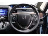 運転中もハンドルでの操作が可能です。特に高速道路等の目が離せない運転時には、便利さだけでなく、安全性も兼ね備えております。