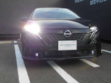 対向車や前の車には迷惑をかけずにハイビームのまま走れるアダプティブLEDヘッドライトが付いています。