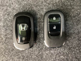 スマートキーを装備しています。鍵を差し込むことなくドアロックの開け閉めと、スタートボタン操作でのエンジンスタートができます。スペアキーも同じものを用意しております。