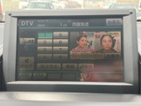 停車中には、地上デジタル放送を楽しめるTV機能。長距離移動の休憩時などに、リラックスした時間を過ごせます。エンターテイメント性も充実しています。