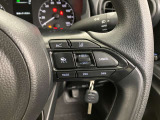 前方の車との車間を設定し、スピードを上げたり緩めたりを自動で行ってくれる追尾式の「レーダークルーズ」。上級装備の一つです!高級車にしかつかない嬉しい機能です。