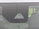 【三菱e-Assist】走行中に前方の車両等を認識し、衝突しそうな時は警報とブレーキで衝突回避と被害軽減をアシスト。より安全にドライブをお楽しみいただけます。