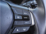 【アダプティブクルーズコントロール】ステアリングのスイッチを操作するとミリ波レーダーで先行車との距離を測定。設定を適切に保ちながら加速・減速、さらに停止まで自動に追従します。